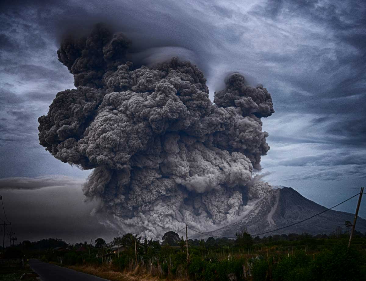 Mount Sinabung in Indonesia erupting in October 2016. Photo by Yosh Ginsu, used under Unsplash license.
